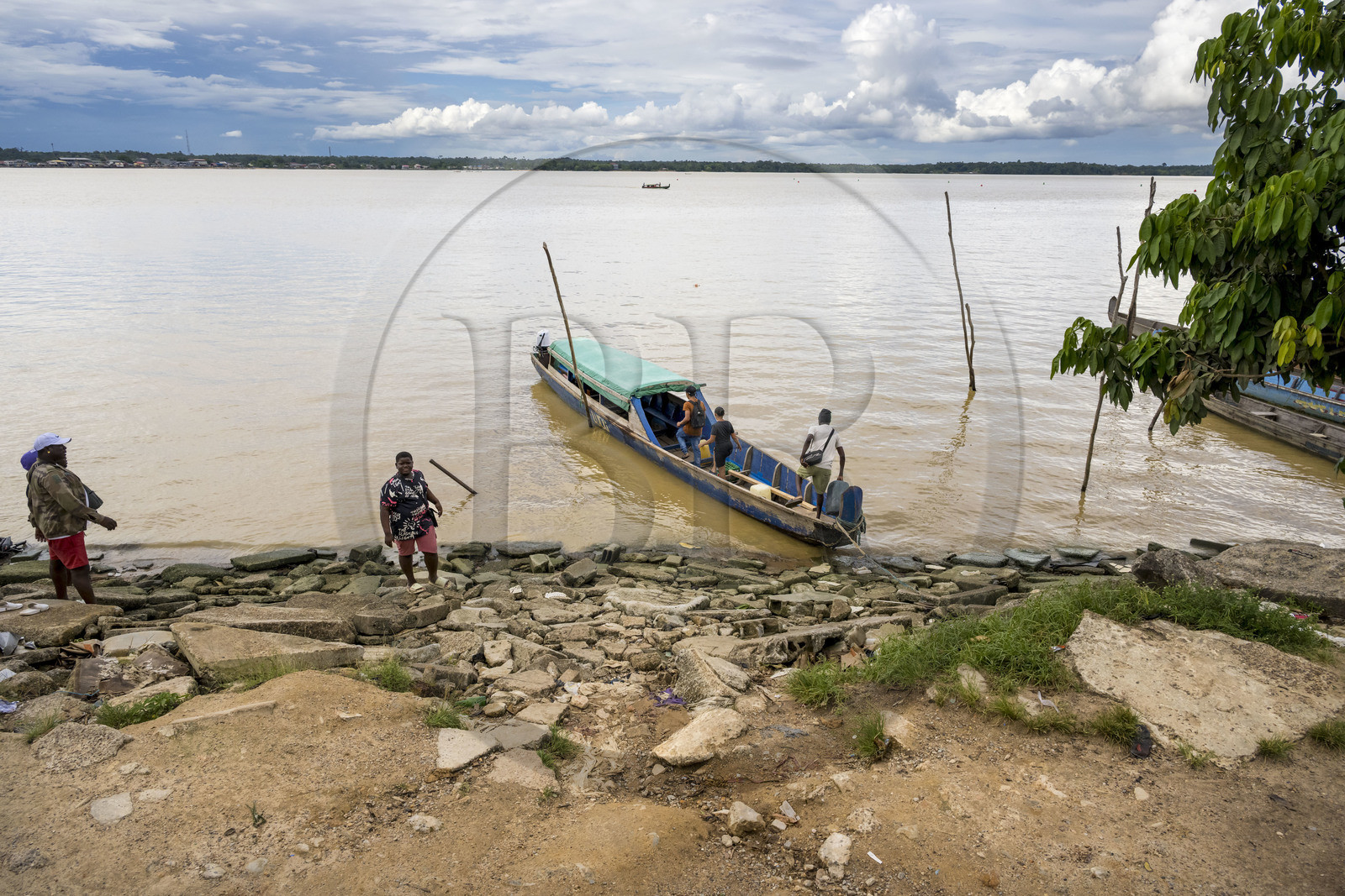 France, Guyane, Saint-Laurent-du-Maroni, pirogue sur le fleuve Maroni, frontière naturelle avec le Suriname en arrière plan