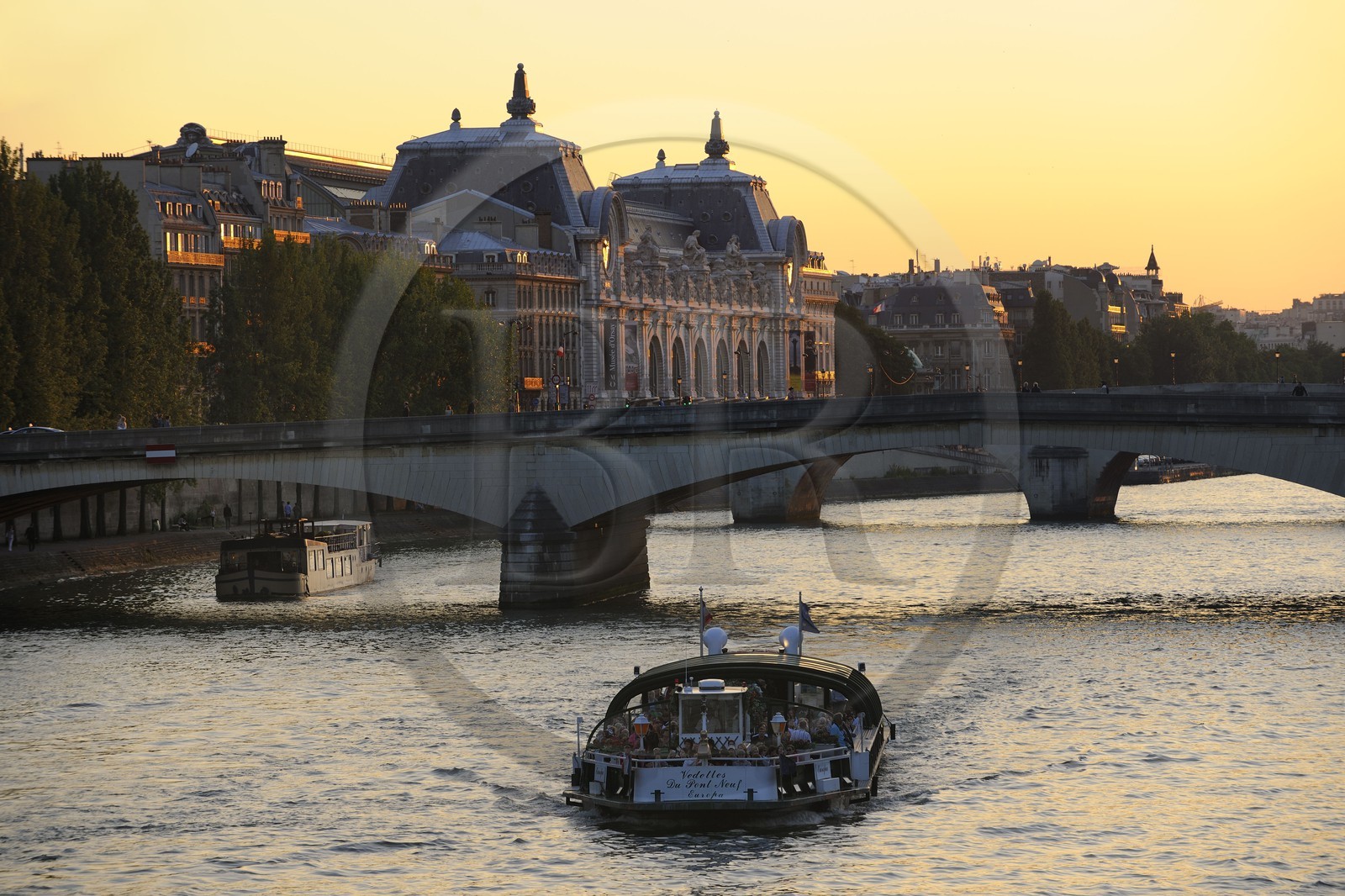 France, Paris (75), les rives de la Seine classées Patrimoine Mondiale de l'UNESCO, bateau devant le Pont du Carroussel et le musée National d'Orsay, aménagé dans l'ancienne Gare d'Orsay (1898)
