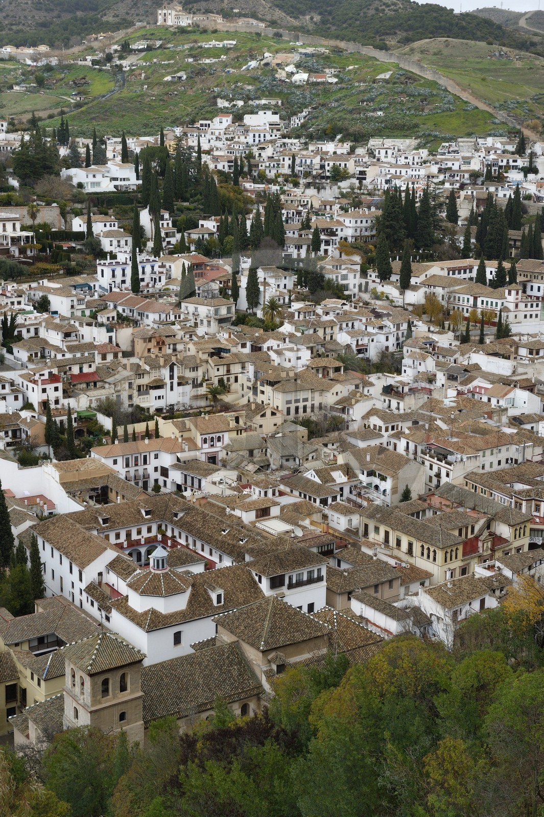Espagne, Andalousie, Grenade, vue sur l'ancien quartier arabe de l' Albayzin classé Patrimoine Mondial de l'UNESCO depuis l'Alhambra, en arrière plan le quartier gitan et les remparts de la ville