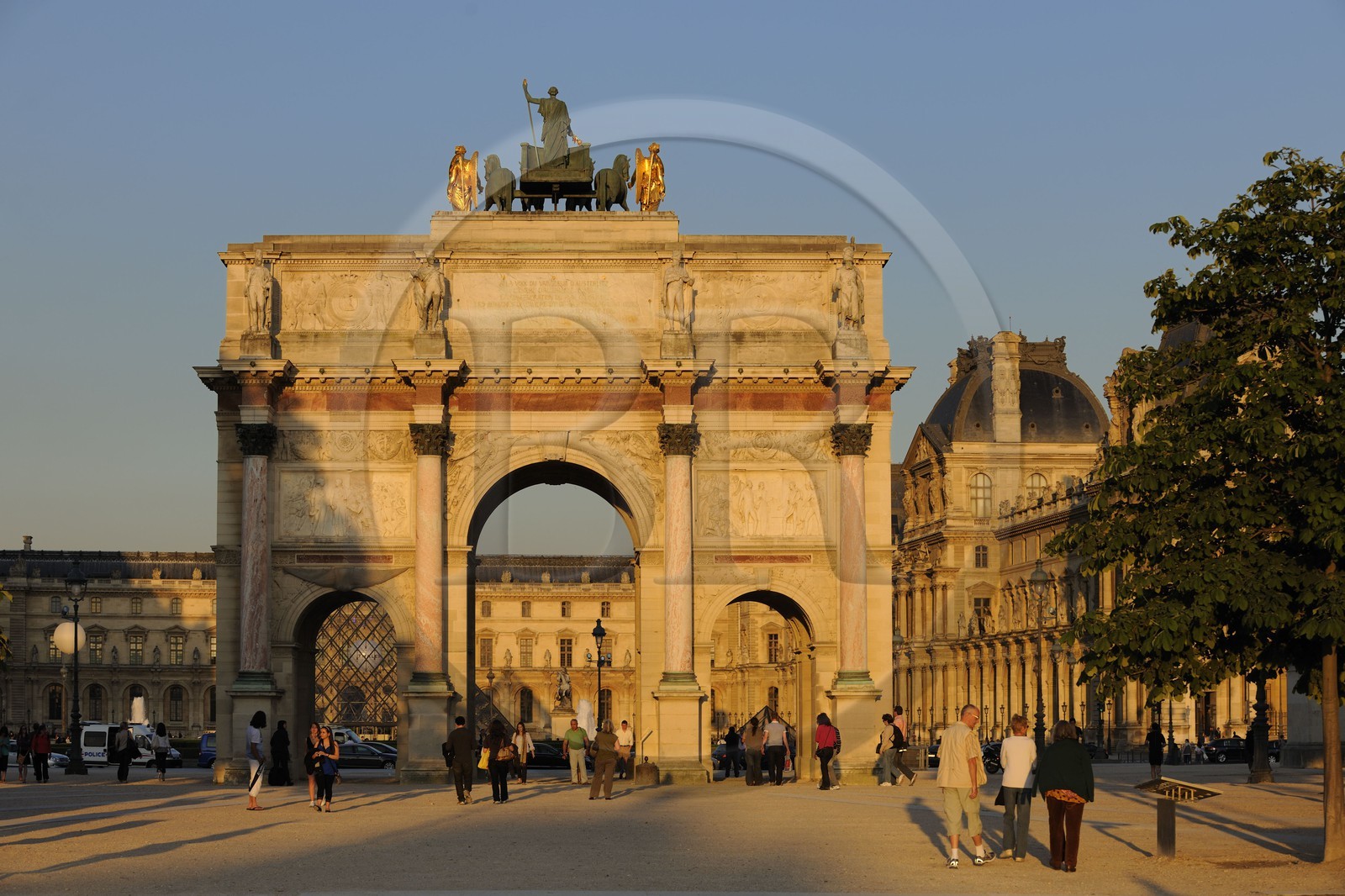 France, Paris (75), Arc de Triomphe de la place du Carrousel du Louvre et Pyramide par l'architecte Ieoh Ming Pei en arrière-plan