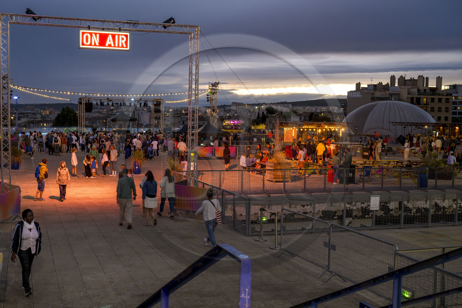 France, Bouches-du-Rhône (13), Marseille, La Friche de la Belle de Mai,  le toit terrasse accueille des concerts les week-ends en été
