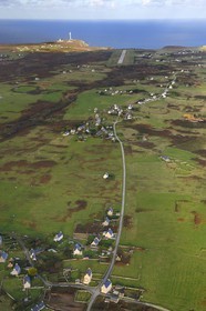 France, Finistère (29), parc naturel régional d'Armorique, mer d'Iroise, Ile d'Ouessant, réserve de Biosphère (UNESCO), la côte sud et le bourg de Porsguen au premier plan (vue aérienne)