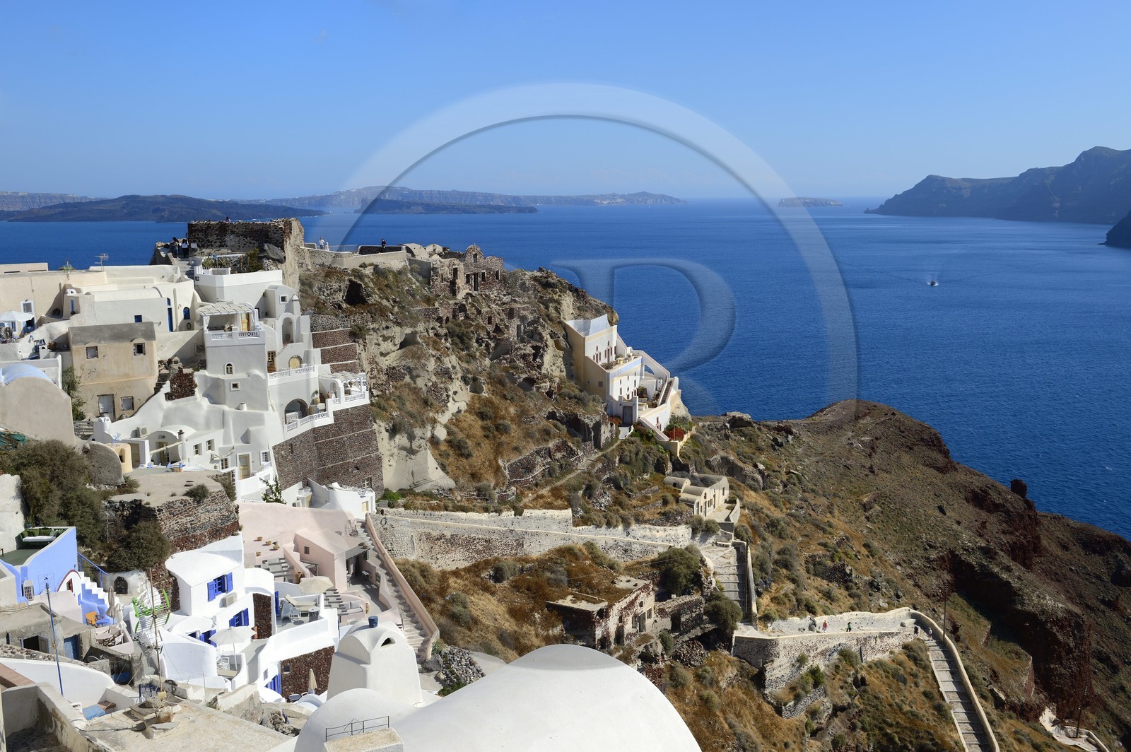 Grèce, Les Cyclades, mer Égée, île de Santorin (Thira ou Théra), le village de Oia qui surplombe la Caldera