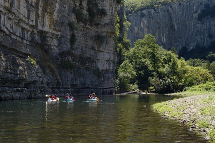 France, Ardèche (07), Les Vans, kayaks descendant la rivière Chassezac