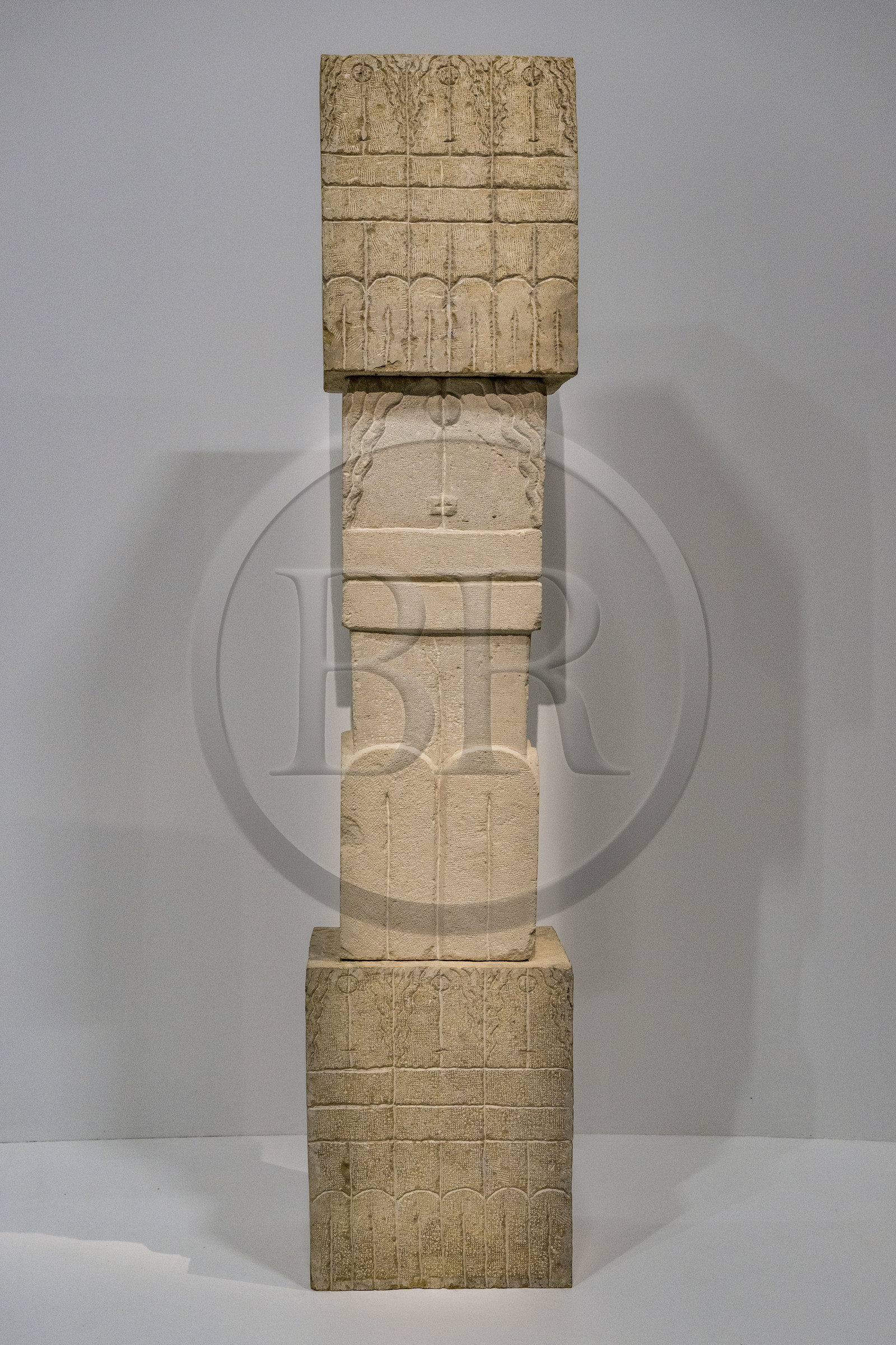 France, Paris (75), quartier des Halles, le Centre Pompidou aussi apellé Beaubourg, Musée National d'Art Moderne (MNAM), exposition retrospective Brancusi, Borne-Frontière, 1945, pierre (calcaire)