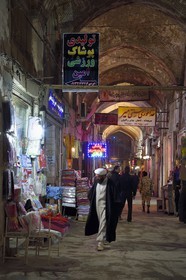 Iran, province d'Ispahan, Ispahan, mollah dans le Bazar-e Bozorg (Grand Bazar), immense bazar couvert qui remonte à près de 1300 ans