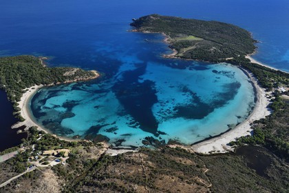 France, Corse-du-Sud (2A), Réserve Naturelle des Bouches de Bonifacio, baie et plage de Rondinara (vue aérienne)