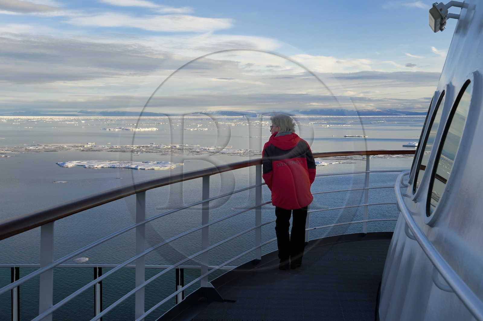 Groenland, cote Nord-Ouest, Smith sound au nord de la baie de Baffin, le bateau de croisière MS Fram de la compagnie Hurtigruten, passager observant la banquise et la côte canadienne de l'ile d'Ellesmere en arrière plan