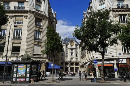 France, Paris (75), rue des Italiens, immeuble à l'immense cadran d'horloge ancien siege du journal Le Monde et avant lui Le Temps