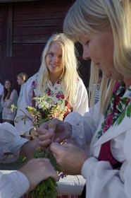 Suède, comté de Dalécarlie, région de Leksand, célébrations du solstice d'été dans le petit hameau de Hjulbäck, femme en costume traditionnel, préparation de l'arbre de mai