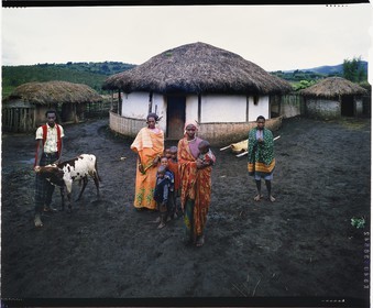 Burundi, province de Bujumbura, région d'Ijenda, famille Tutsi dans l'enceinte principale du rugo (ferme traditionnelle) (reproduction plan-film inversible 4x5)