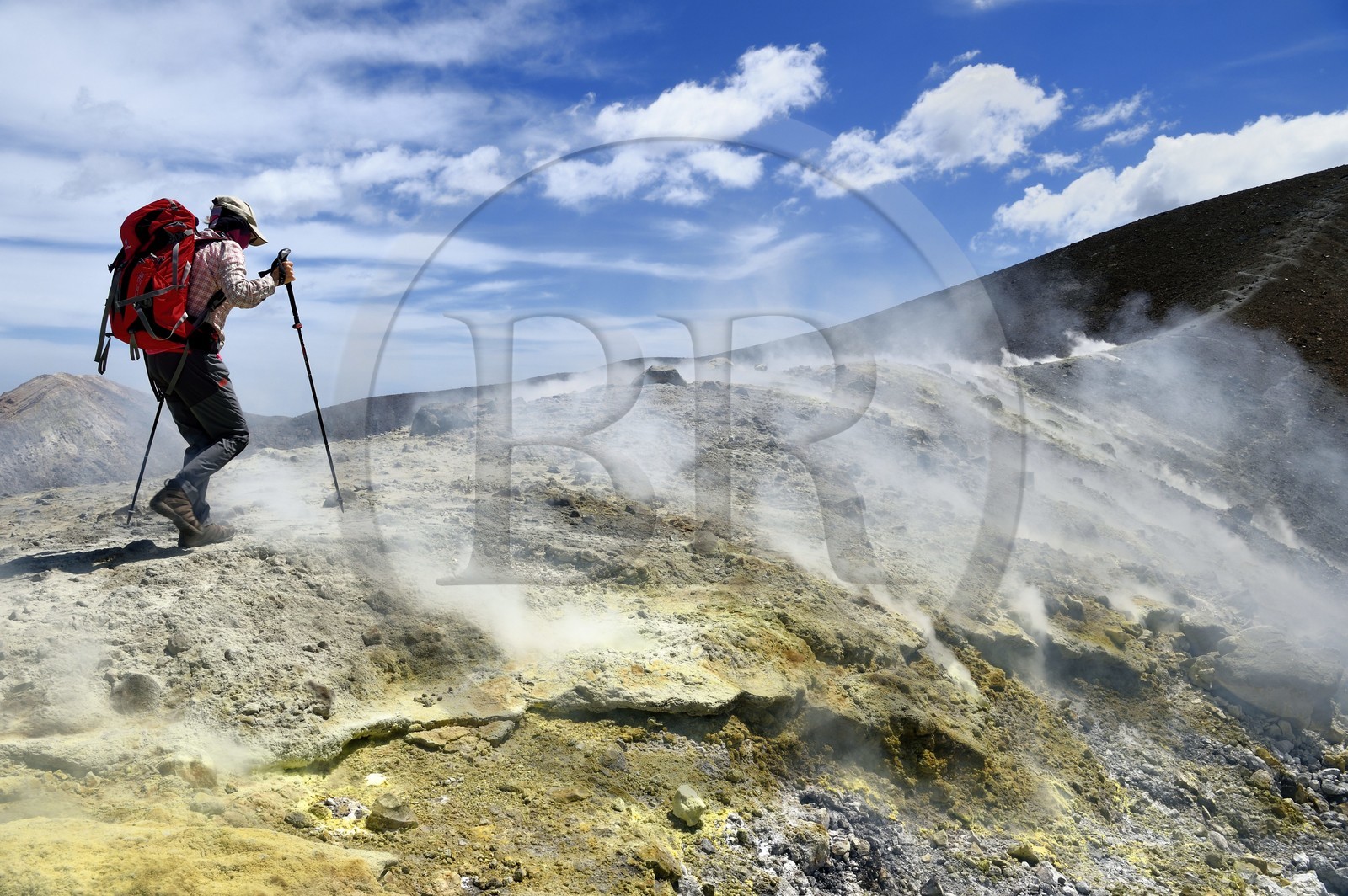 Italie, Sicile, iles Eoliennes, classées Patrimoine Mondial de l'UNESCO, ile de Vulcano, randonneurs dans l'ascension du cratère du volcan della Fossa à travers les fumerolles soufrées