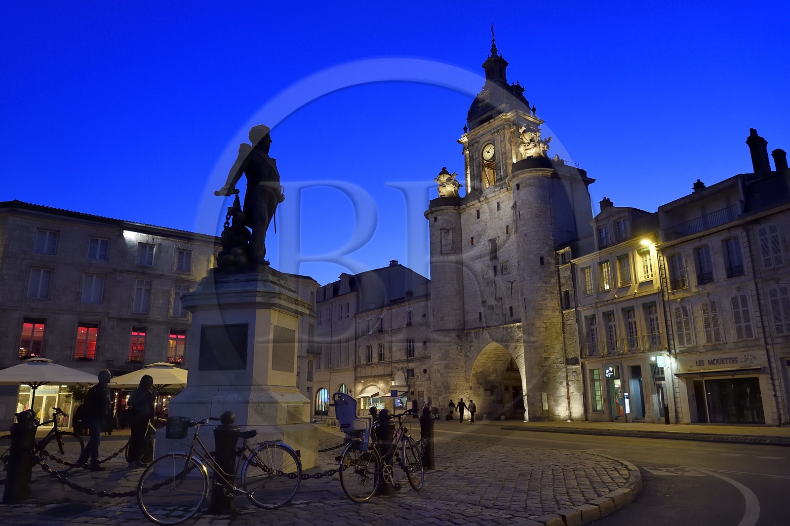 France, Charente-Maritime (17), La Rochelle, statue du Baron Victor Guy Duperré et la porte de la Grosse Horloge