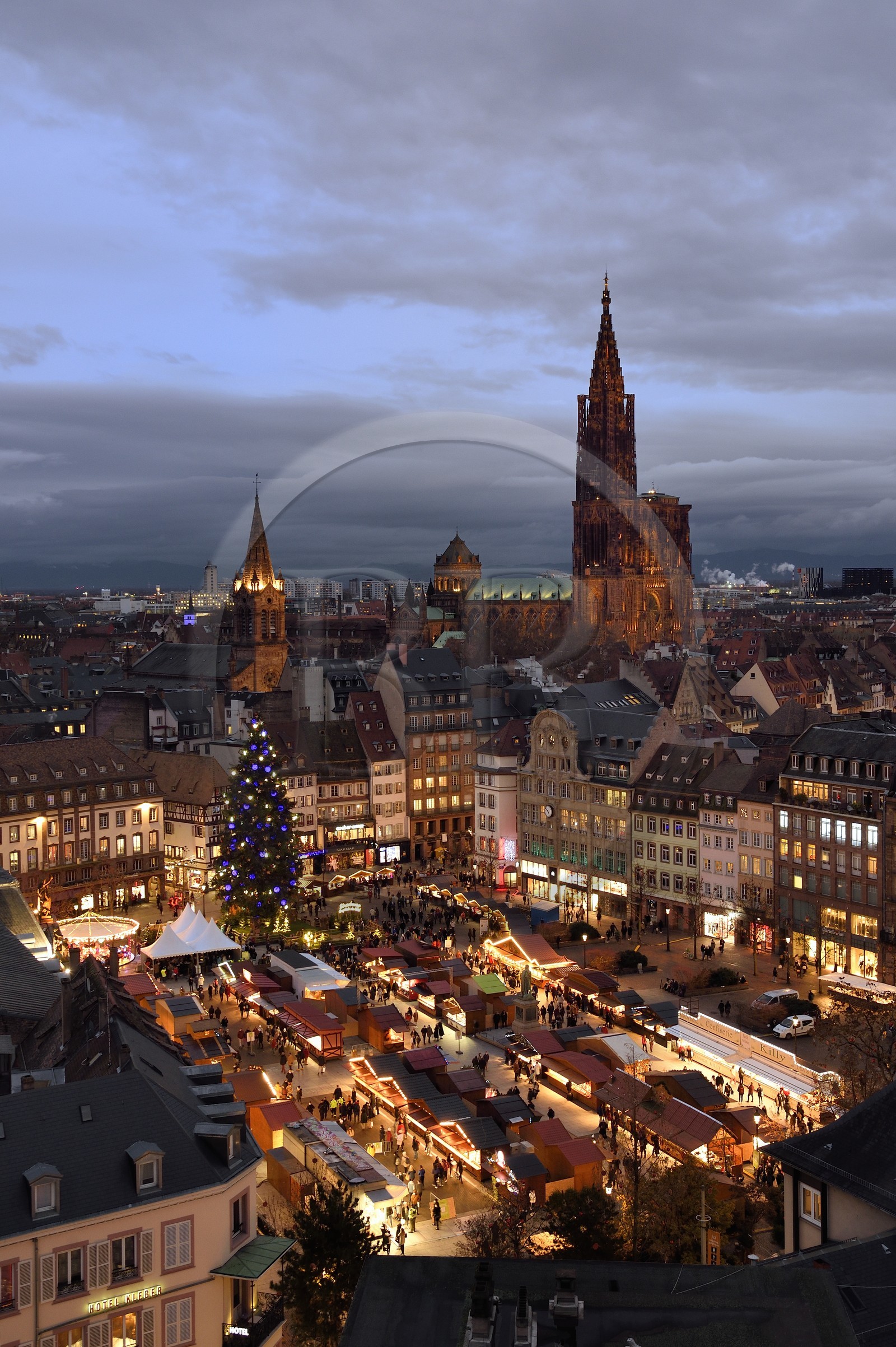 France, Bas-Rhin (67), Strasbourg, vieille ville classée au Patrimoine Mondial de l’UNESCO, le Grand Sapin de Noël sur la place Kléber et la cathédrale