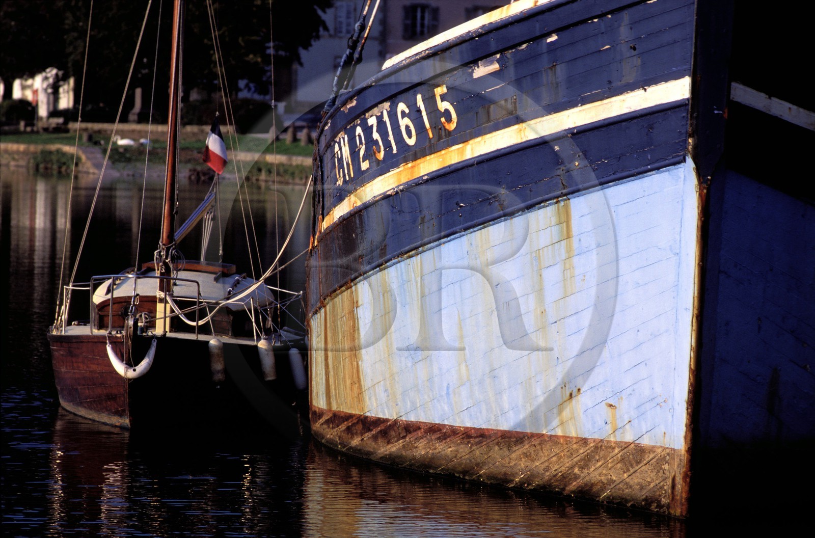 France, Finistère (29), petit et grand voilier côte à côte sur l' Aulne à Port-Launay vers Châteaulin