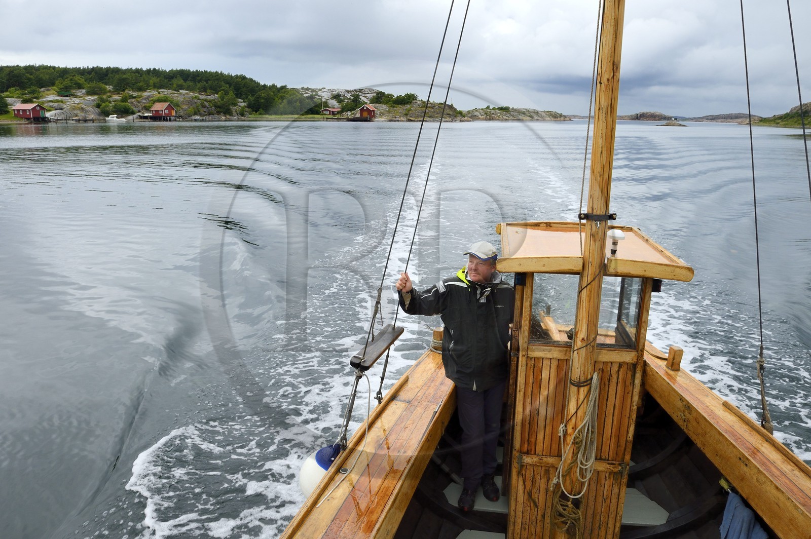 Sweden, Västra Götaland, Grebbestad, Everts Sjöbod (Evert's Boathouse) oyster farm, at sea with Lars Karlsson