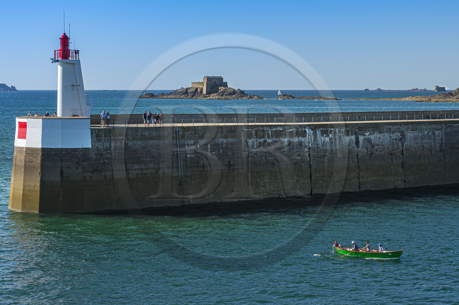 France, Ille et Vilaine, Cote d'Emeraude (Emerald Coast), Saint Malo, the Mole des Noires jetty and the Petit-Bé fort designed by Vauban in the background