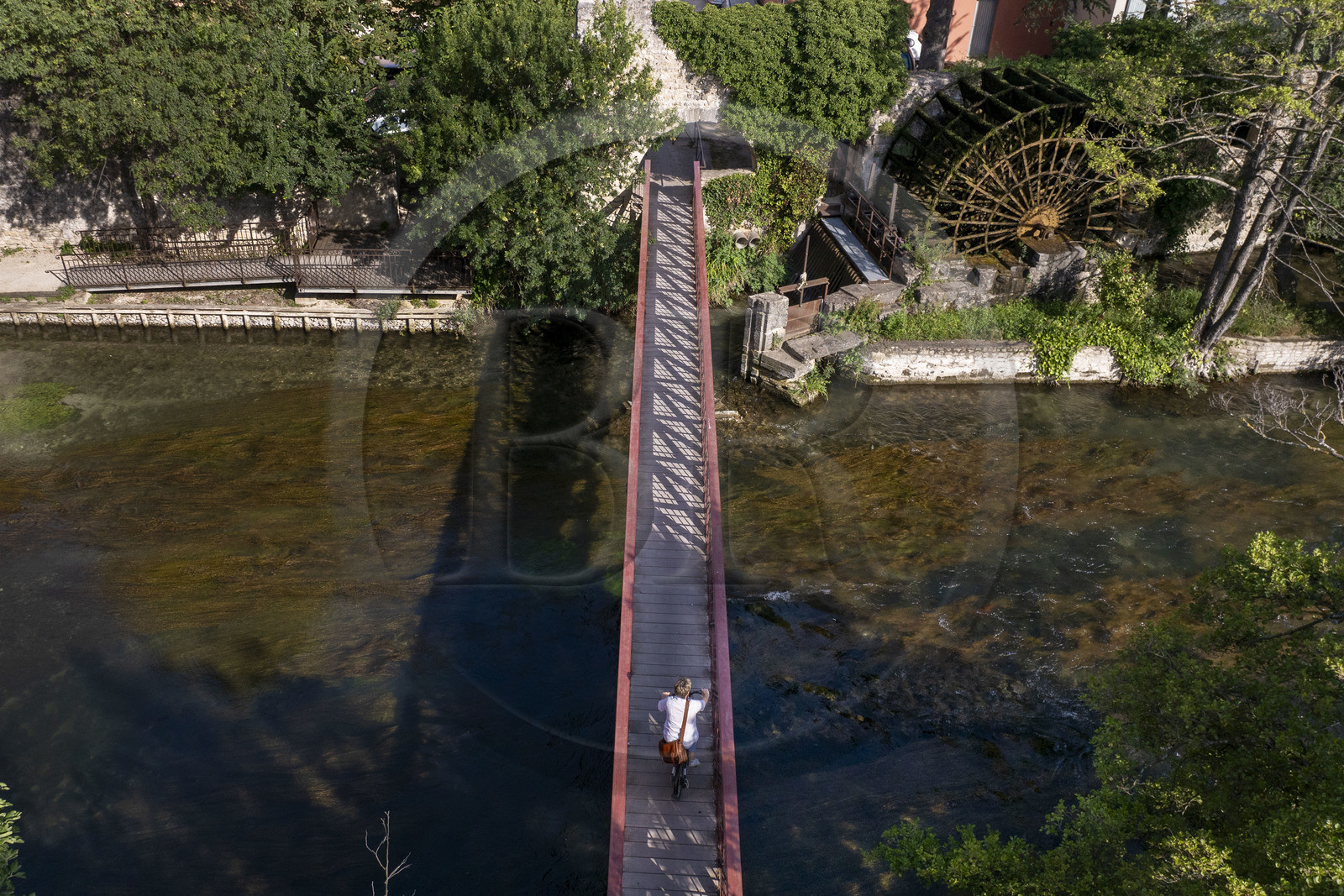 France, Vaucluse (84), Le Thor, pont sur la Sorgue et une ancienne roue à aube de moulin à eau (vue aérienne)