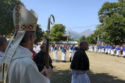 France, Haute-Corse (2B), région du Niolu (Niolo), Casamaccioli, fête de la Santa du Niolu où l'on célèbre la Nativité de la Vierge, procession des membre des confréries religieuses, la granitula où les confrères forment une spirale qui se noue puis se dénoue en un mouvement complexe sous le regard de l'évèque