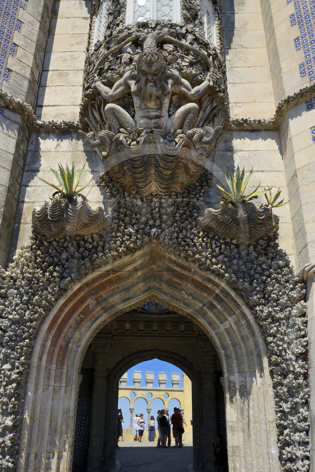 Portugal, région de Lisbonne, Sintra, le Palais national de Pena (Palacio Nacional da Pena) classé Patrimoine Mondial de l'UNESCO, l’arc de triton, décoré de détails néo-manuélins