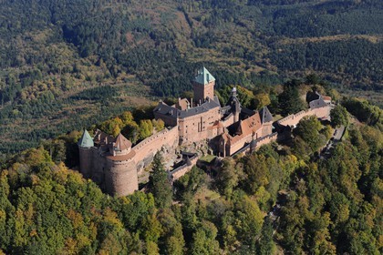 France, Bas-Rhin (67), le château du Haut-Koenigsbourg dans la forêt des Vosges (photo aérienne)