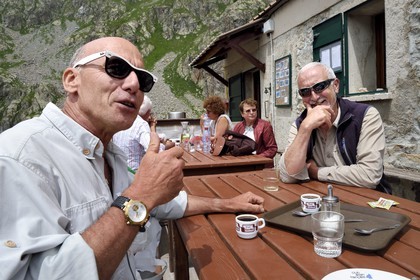 France, Alpes-Maritimes (06), parc national du Mercantour, vallée de la Valmasque, le refuge de la Valmasque (FFCAM) à 2233m, le guide et ancien garde-moniteur du parc Alain Lanteri-Minet à gauche et le gardien du refuge Michel Duranti à droite