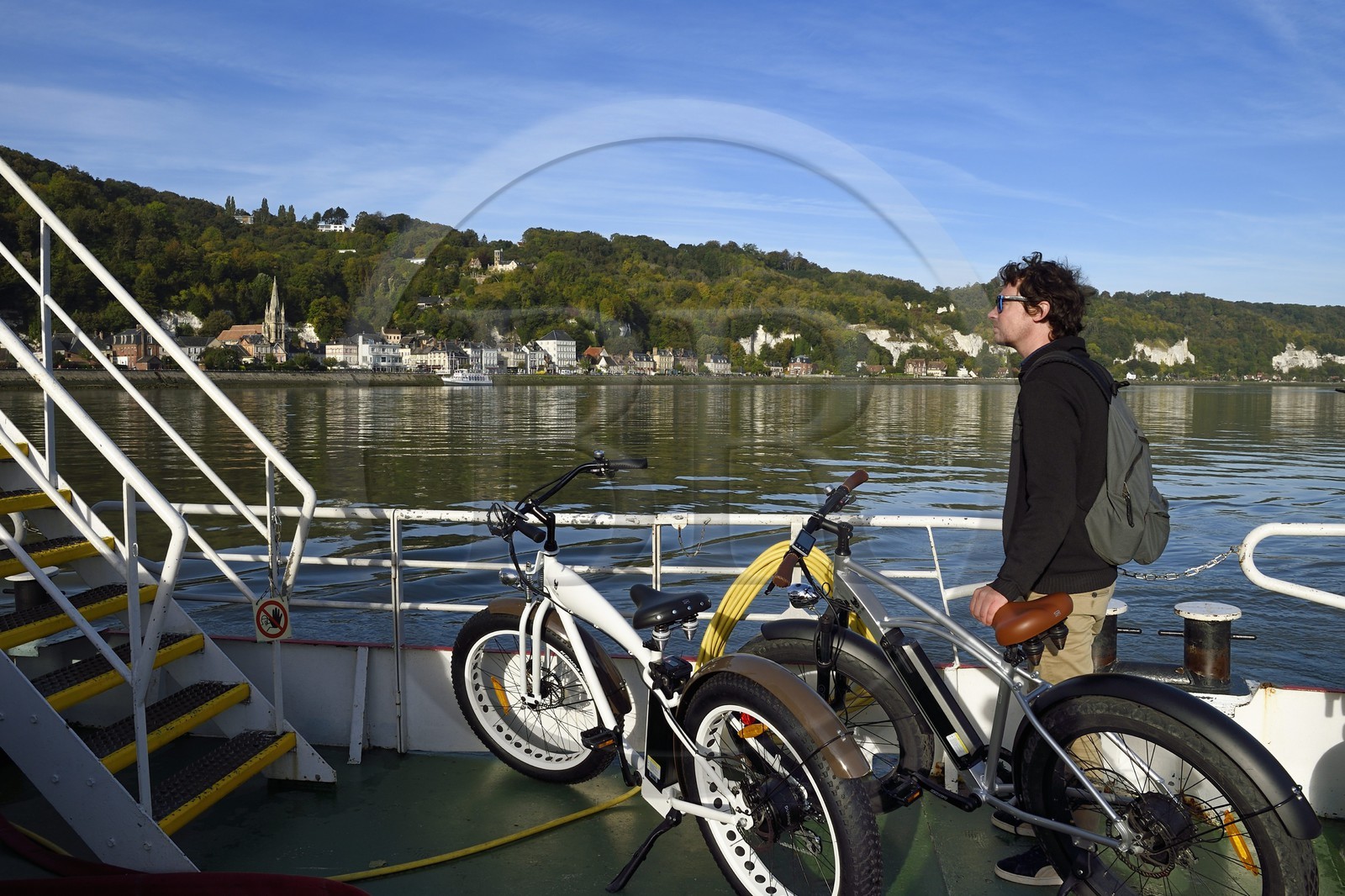 France, Seine-Maritime (76), Parc naturel régional des Boucles de la Seine normande, traversée du bac auto au village de La Bouille, cycliste sur la veloroute du Val de Seine