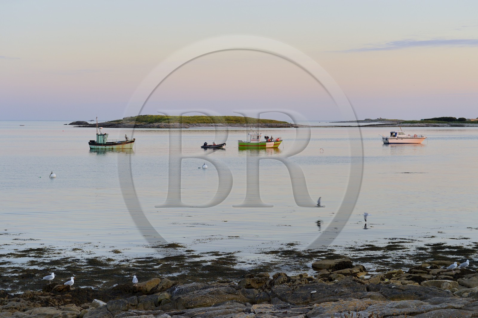 France, Finistère (29), La Foret Fouesnant, archipel des Glénan, Ile Saint-Nicolas, bateaux de pêche au mouillage et l'Ile Drénec en arrière plan