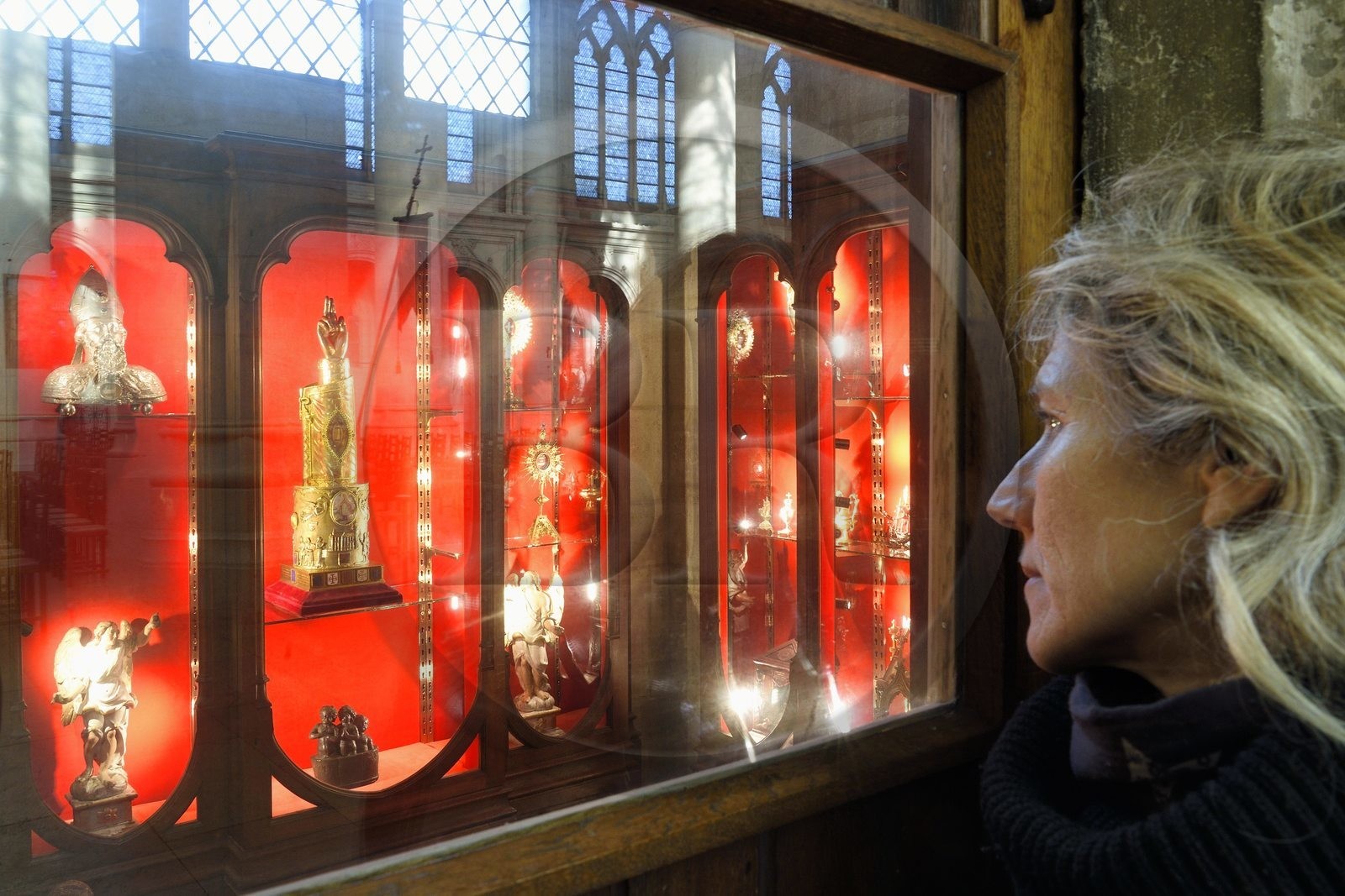 France, Meurthe-et-Moselle (54), Saint-Nicolas-de-Port, basilique de Saint Nicolas, Salle du Trésor, la relique du dextre bénissante de saint Nicolas (selon la tradition il s'agit de l'os d'une phalange de la main droite de l'évêque) qui est conservée dans un bras reliquaire de la fin du XIXème siècle en argent, or, émaux et diamants