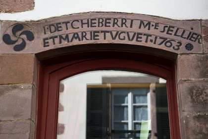 France, Pyrénées-Atlantiques (64), Pays-Basque, Saint-Jean-Pied-de-Port, rue d'Espagne sur le chemin de Saint-Jacques-de-Compostelle, linteau de la maison de monsieur Detcheberri qui était maitre sellier en 1763, à gauche lauburu ou croix basque