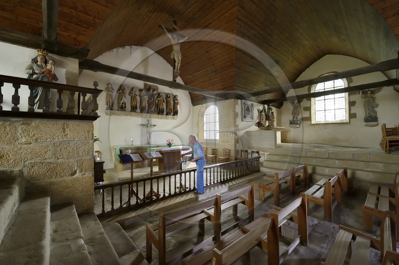 France, Côtes-d'Armor (22), Vieux-Marché, la chapelle des Sept-Saints consacrée aux Sept Dormants d'Éphèse, le chœur et les statues des sept Dormants, à droite le sommet du dolmen transformé en crypte