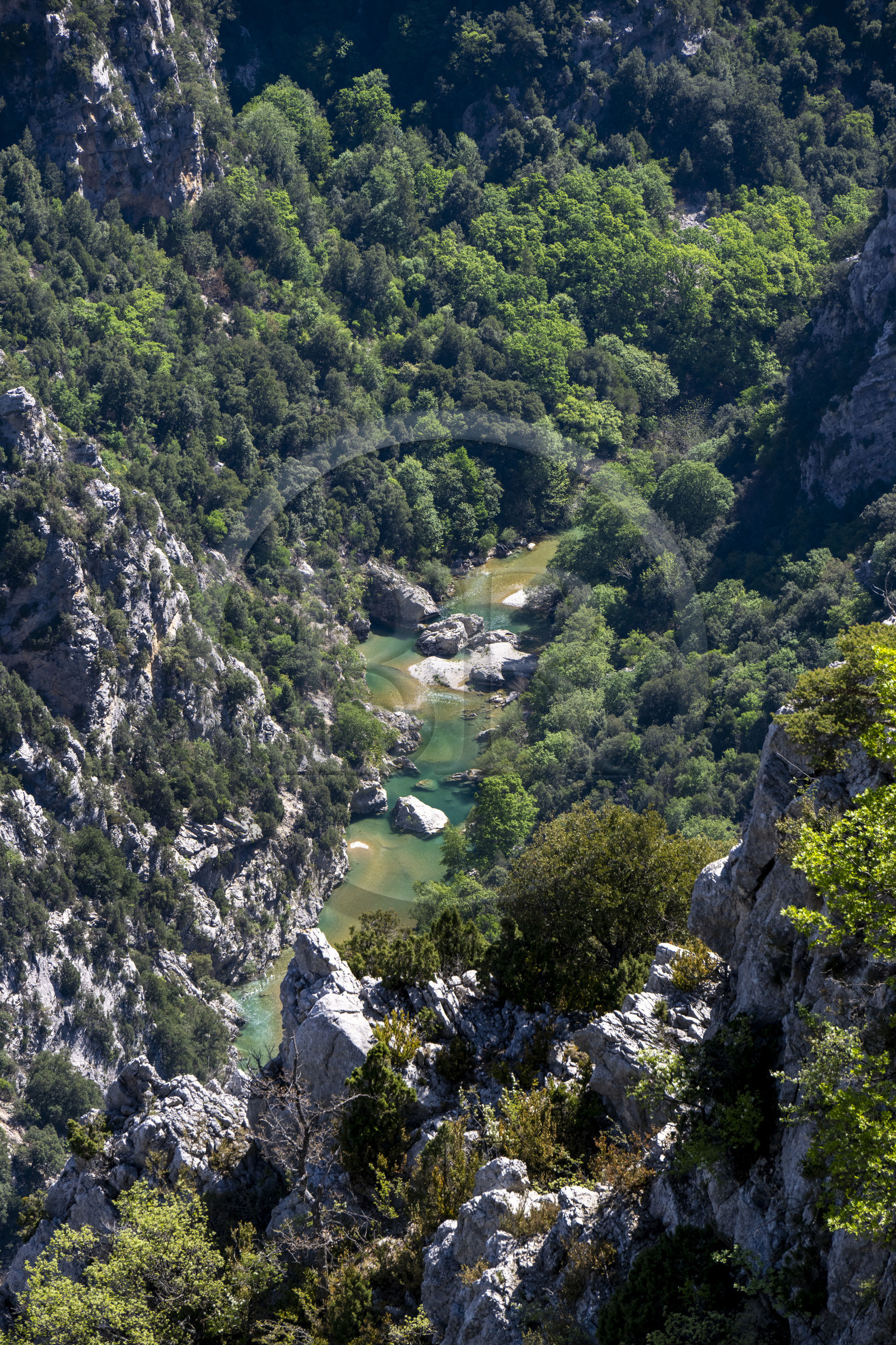 France, Var (83) rive gauche et Alpes-de-Haute-Provence (04) rive droite, Parc Naturel Régional du Verdon, les Gorges du Verdon débouchant sur le lac de Sainte Croix vu depuis le Col d'Illoire
