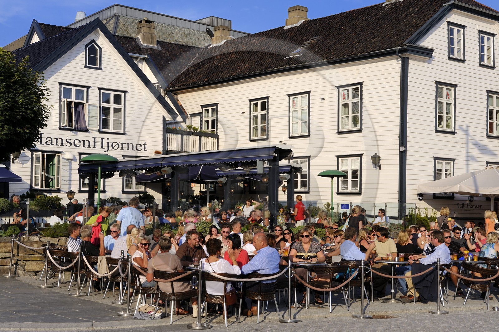 Norvège, Rogaland, Stavanger, terrasse de café sur le vieux port (Vagen)