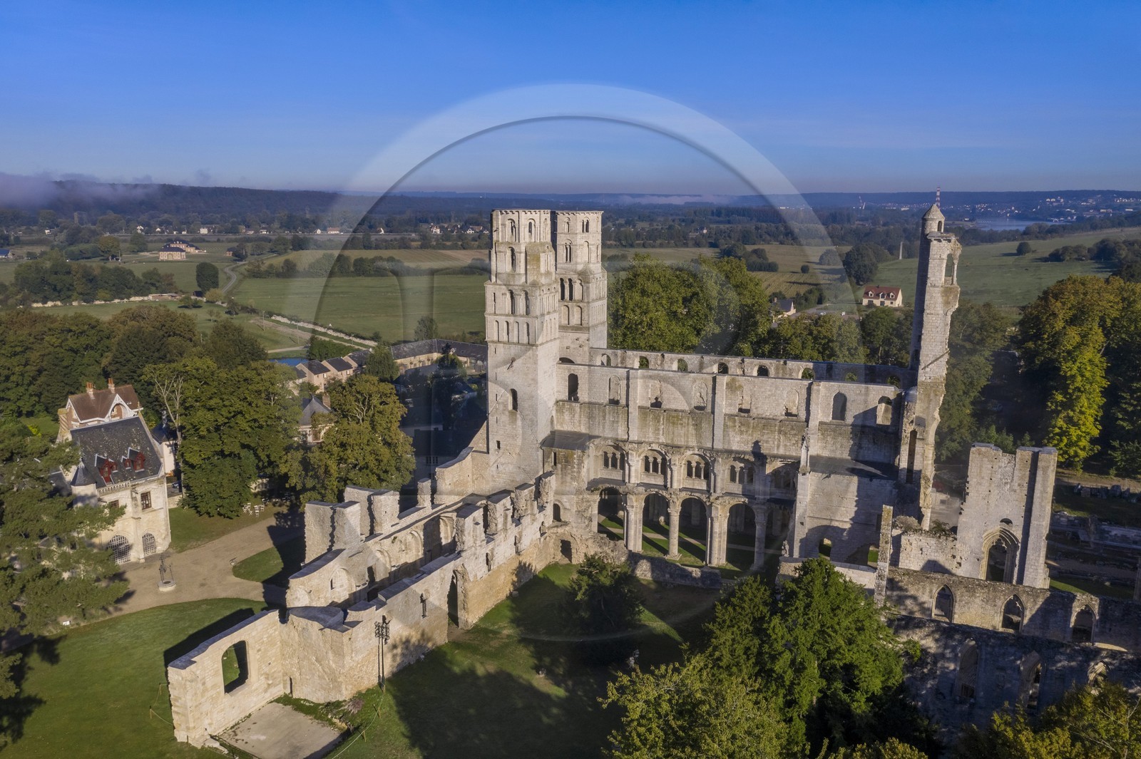 France, Seine-Maritime (76), Pays de Caux, Parc naturel régional des Boucles de la Seine normande, Jumièges, abbaye Saint-Pierre de Jumièges fondée au VIIe siècle (vue aérienne)