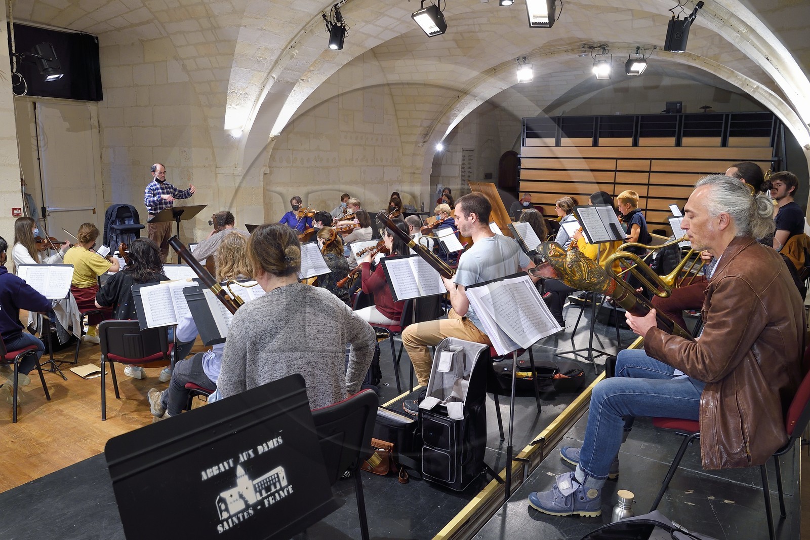 France, Charente-Maritime (17),  Saintonge, Saintes, Abbaye aux Dames - la cité musicale, répétitions de concert du Jeune Orchestre de l'Abbaye dirigé par le chef Christopher Coin, orchestre en formation Master en liaison avec l'université de Poitier, un musicien joue du Serpent (un instrument de musique à vent) au premier plan