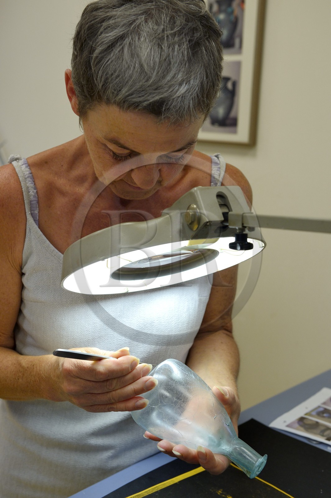 France, Isère (38), Vienne, Centre de restauration et d'étude archéologique municipal (CREAM), atelier de conservation-restauration d'objets archéologiques en métal, verre, céramique ainsi que de moulage et de conservation préventive, cruche en verre romaine probablement du Ier siècle