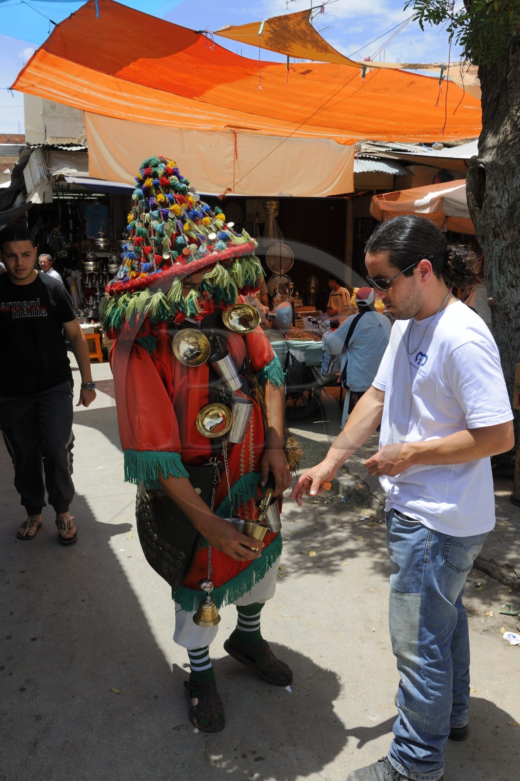 Maroc, région de l'Oriental, Oujda, marchand d'eau dans le souk de la médina
