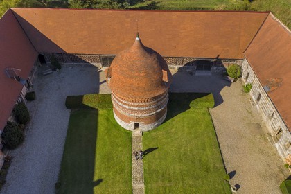 France, Seine-Maritime (76), Côte d'Albatre, Pays de Caux, Varengeville-sur-Mer, le Manoir d'Ango et son colombier (vue aérienne)