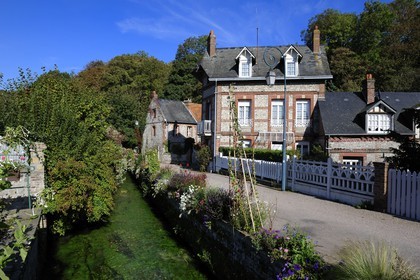 France, Seine-Maritime (76), Veules-les-Roses baignée par la Veules fleuve célèbre pour la faible longueur de son cours (1 100 m)