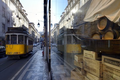 Portugal, Lisbonne, quartier de Baixa pombalin, tramway dans la rua da Conceicao devant une vitrine d'un magasin de porto