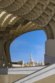 Spain, Andalusia, Seville, Plaza de la Encarnacion - Plaza Mayor, Metropol Parasol or Setas de Sevilla (built 2011) by architect Jurgen Mayer-Hermann