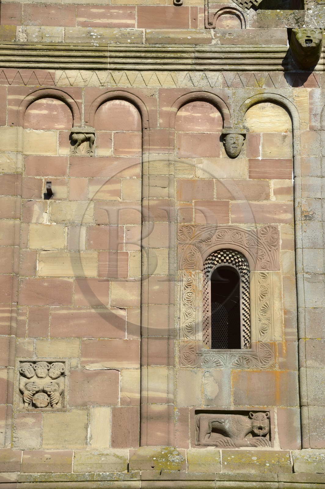 France, Bas Rhin (67), Marmoutier, l'église abbatiale romane du VIème siècle, façade occidentale en grès rouge des Vosges, la décoration de la façade possède des frises d'arceaux à éléments sculptés de têtes, de corps ou d'éléments géométriques