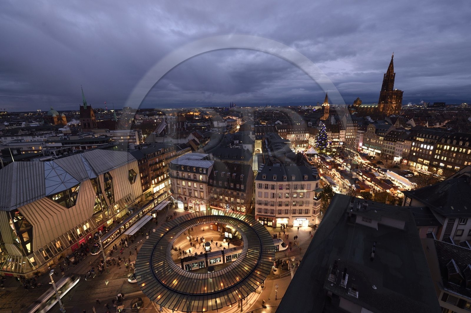France, Bas-Rhin (67), Strasbourg, vieille ville classée au Patrimoine Mondial de l’UNESCO, la place de l'Homme de Fer au premier plan, le Grand Sapin de Noël sur la place Kléber et la cathédrale