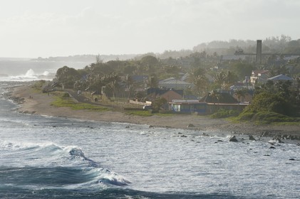 France, Ile de la Reunion, Petite-Ile sur la côte sud, plage et rochers de Grand-Bois, la cheminée de l'ancienne usine sucrière en arrière plan