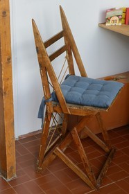 Paris (75), Cité Véron au 94 Bd de Clichy, appartement de Boris Vian, chaise en équerres pointues imaginée et fabriquée par Vian qui ne trouvait pas de chaise à sa taille