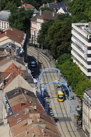 France, Haut-Rhin (68), Mulhouse, tramway passant sous des Arches de Daniel Buren