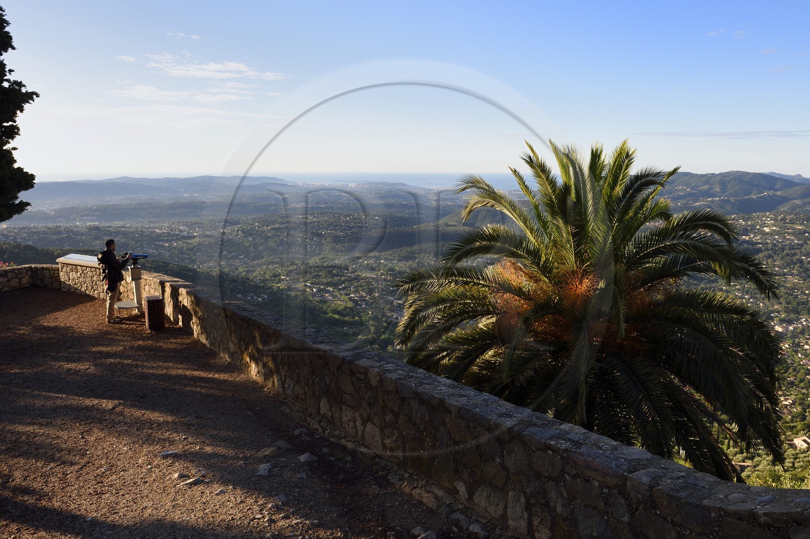 France, Alpes-Maritimes (06), région de Grasse, Cabris, promontoire offrant une vue sur la region de Grasse et la baie de Cannes