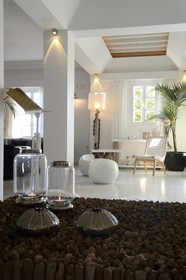 Grèce, Les Cyclades, mer Égée, île de Mykonos, village de Platis Gialos, l'hôtel Relais & Châteaux Myconian Ambassador Thalasso Spa, le lobby