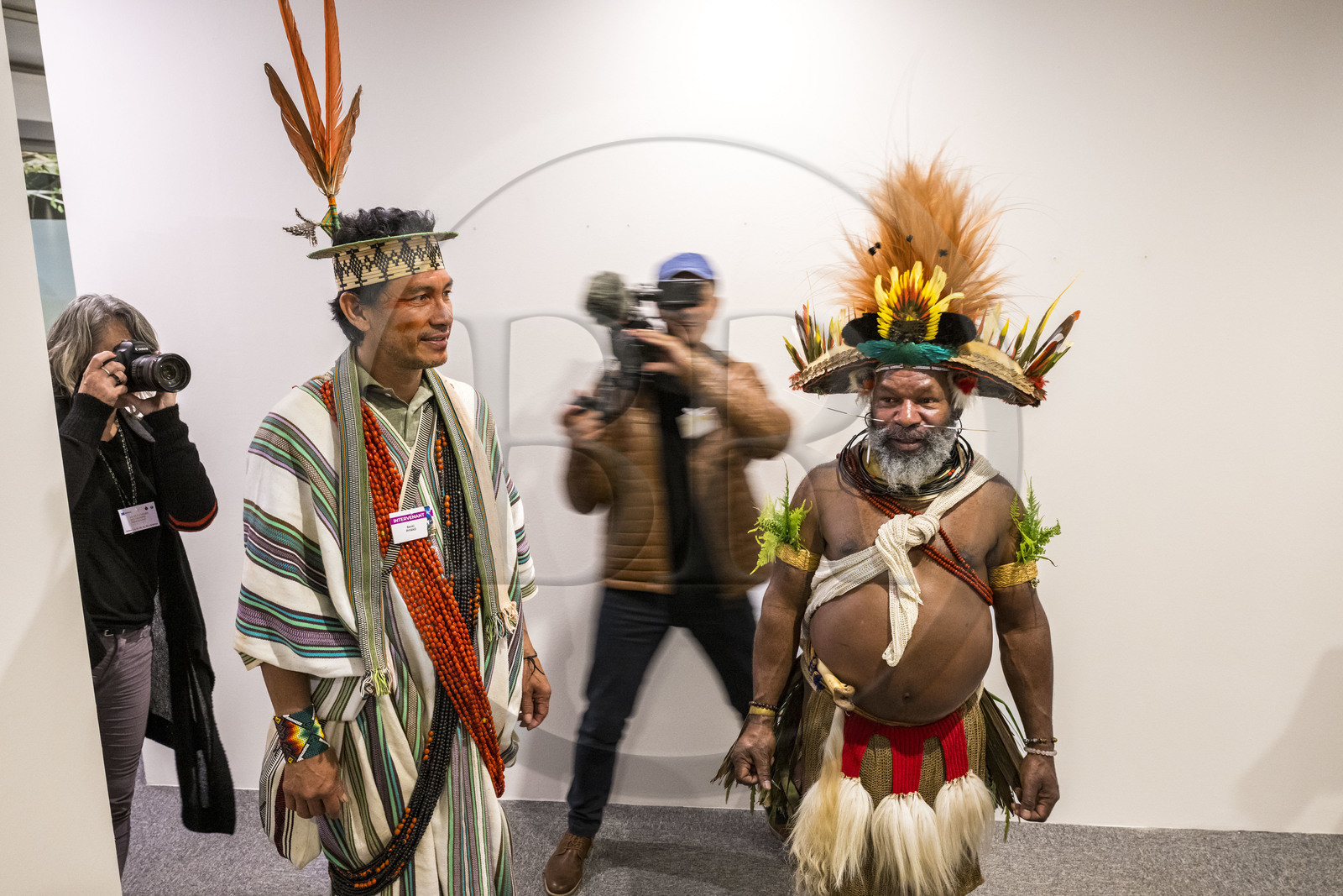 France, Paris (75), siège de l'UNESCO, le leader amazonien du peuple Ashaninka au Brésil Benki Piyako et le chef Papou Mundiya Kepanga