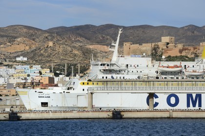 Espagne, Andalousie, Almeria, ferry reliant l'Algérie dans le port et la forteresse la Alcazabaen arrière plan
